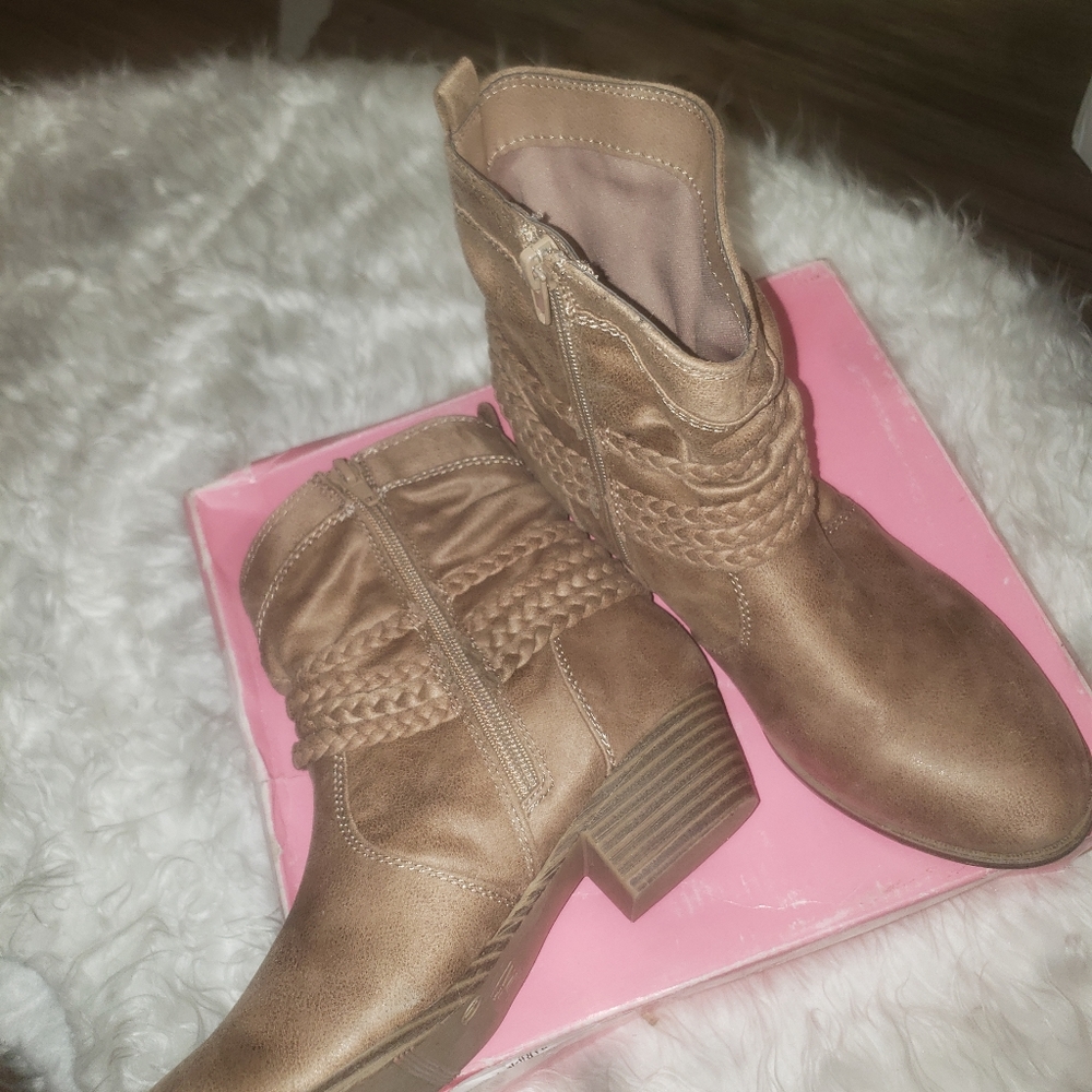 Boots - Picture 2 of 3